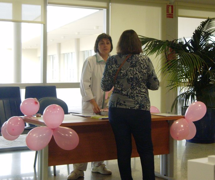 Mesa informativa instalada en el hospital