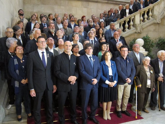 C.Puigdemont, C.Forcadell y diputados con víctimas del franquismo