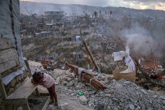 Una niña en medio de la destrucción tras el terremoto en Haití