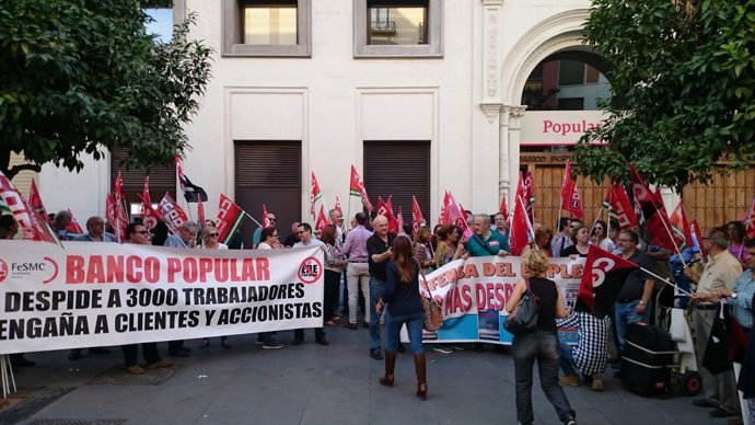 Trabajadores del Banco Popular  se concentran en Sevilla.
