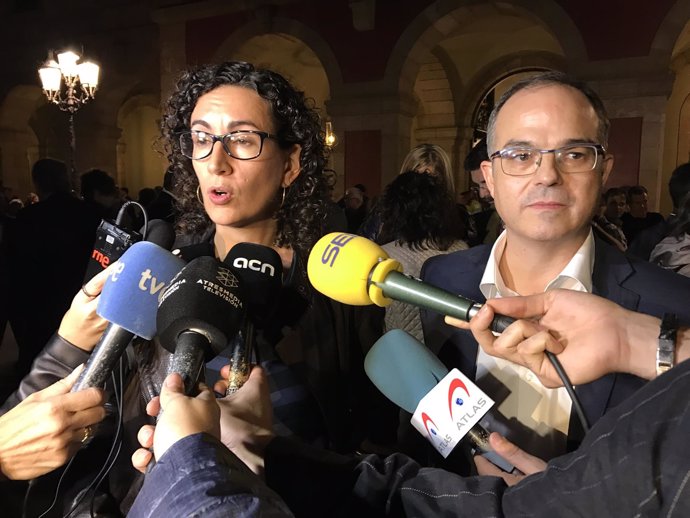 Los portavoces de JxSí Marta Rovira y Jordi Turull frente al Parlament