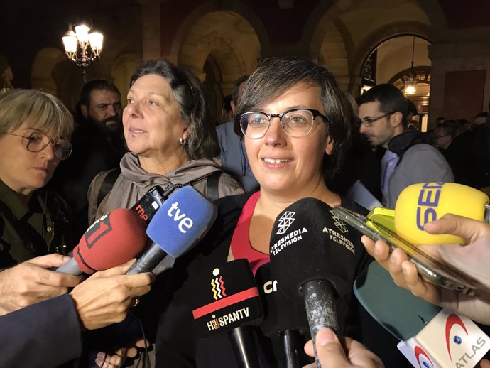 Las diputadas de la CUP Mireia Boya y Gabriela Serra frente al Parlament