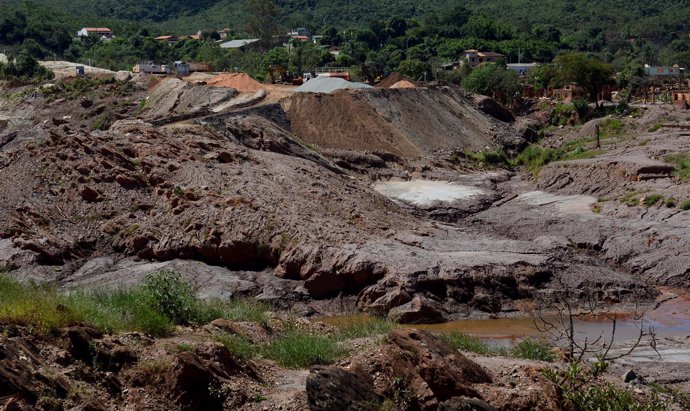 Destrozos provocados por el derrumbe de una presa en Brasil. 