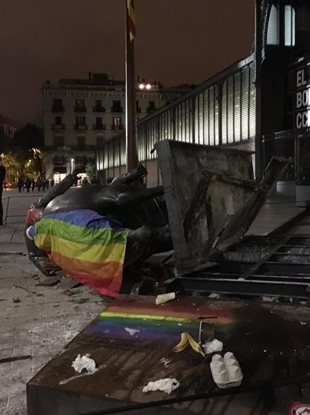 Muñeca hinchable en la estatua ecuestre del dictador Francisco Franco