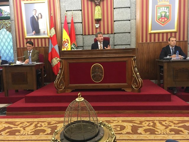 El alcalde preside el pleno extraordinario del Ayuntamiento de Burgos
