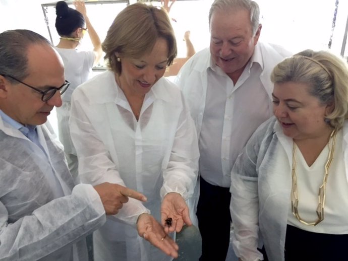 Carmen Ortiz visita la empresa Agrobío con eurodiputados socialistas