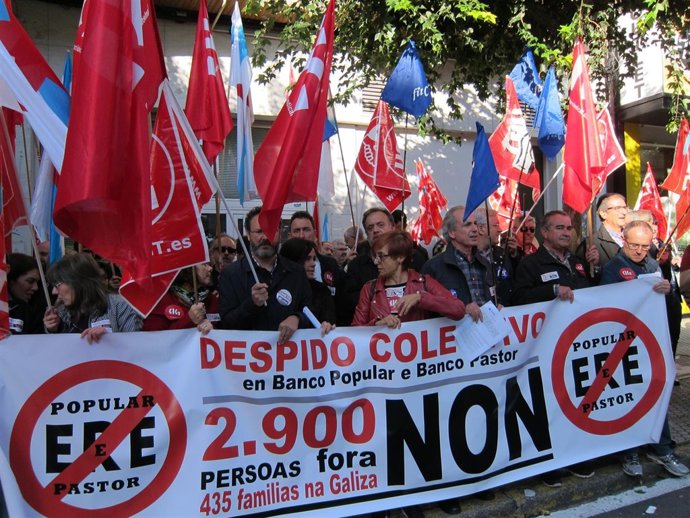 Protesta de la plantilla del Popular frente al Parlamento de Galicia.