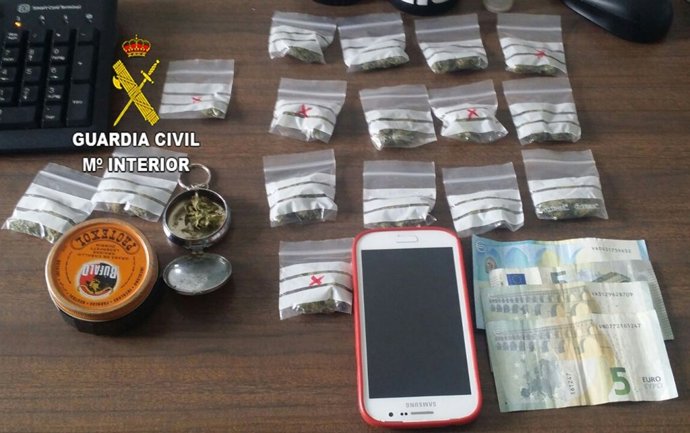 Marihuana, dinero y otros objetos intervenidos por la Guardia Civil.