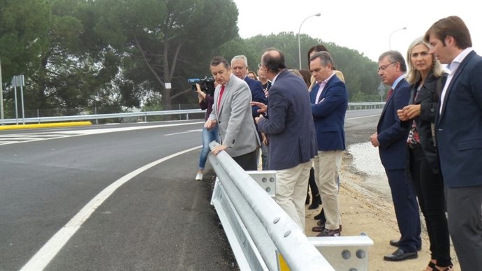 Sanz visita la remodelación del enlace Umbrete- Bollullos de la Mitación 