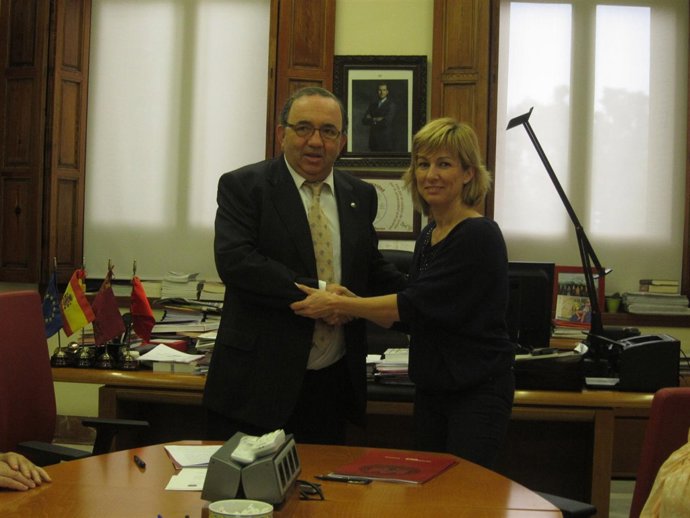 El rector, José Orihuela, y la alcaldesa de Campos del Río, María José Pérez
