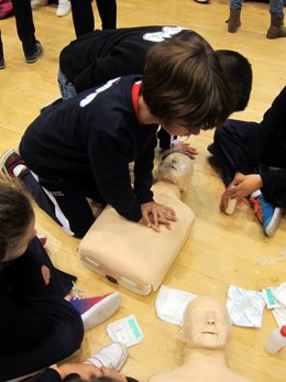Niños aprenden reanimación cardiovascular