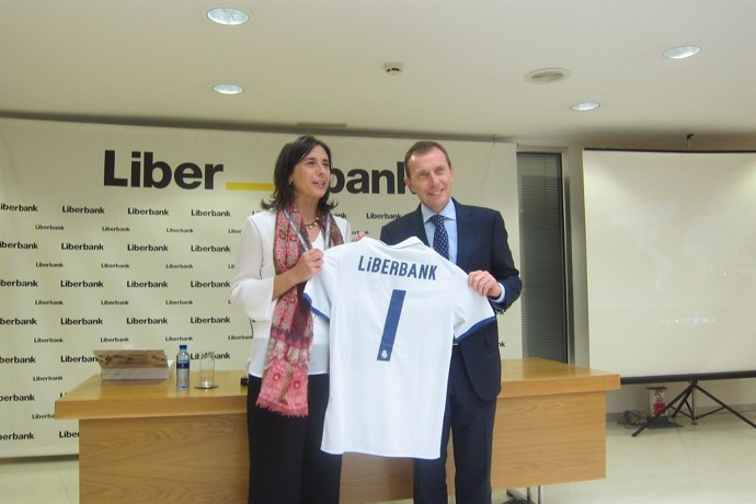 Ana Echenique y Emilio Butragueño en las oficinas de Liberbank en Oviedo.