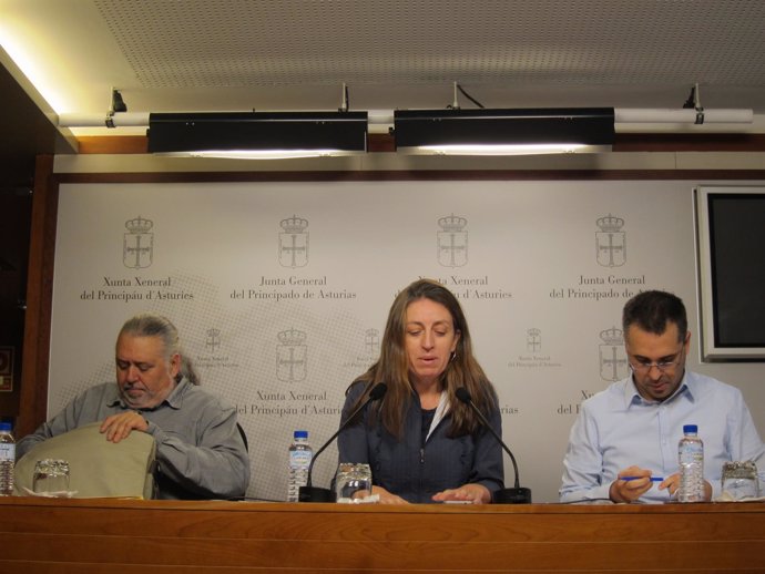 La diputada de Podemos Lorena Gil con asesores del grupo 