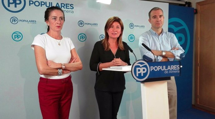 Parlamentarios por el PP de Almería informan sobre sanidad