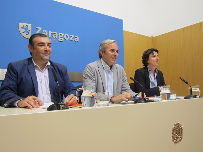 Casañal (C's), Azcón (PP) y Ranera (PSOE), en rueda de prensa en el Ayuntamiento
