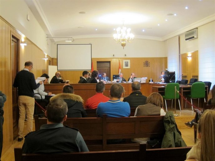 La 'Charlín', de espaldas, junto a los otros dos gallegos procesados.