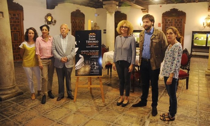 Ruz (centro), durante la presentación de la obra