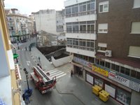 Vecinos desalojados tras el derrumbe de un muro en Vélez no podrán volver aún a viviendas