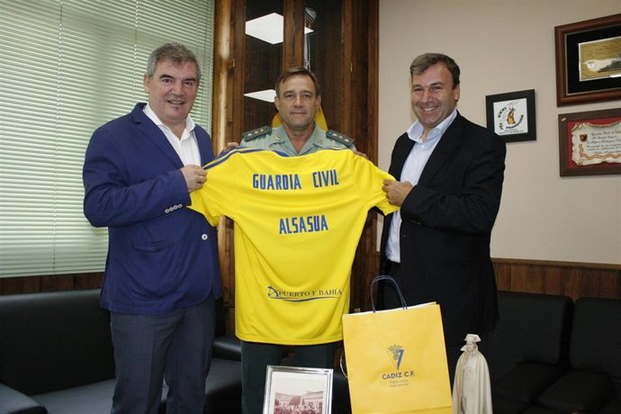 El Cadiz Cf Entrega Una Camiseta Firmada Como Apoyo A Los Guardias Civiles De Al