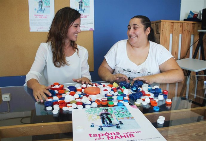 Una familia de Pontevedra reúne tapones para tratar a su hija.