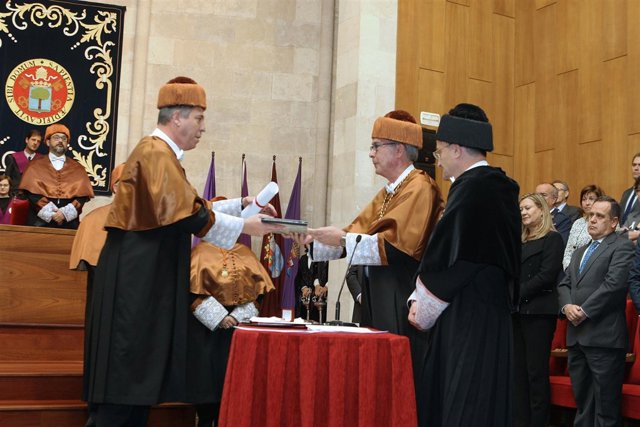 José Vicente de los Mozos durante el acto de investidura