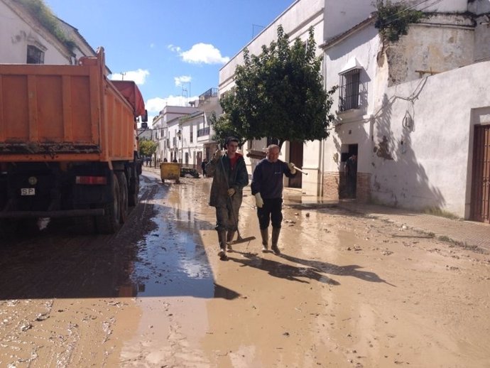 Labores de limpieza en Écija por la inundación al desbordarse el Argamasilla