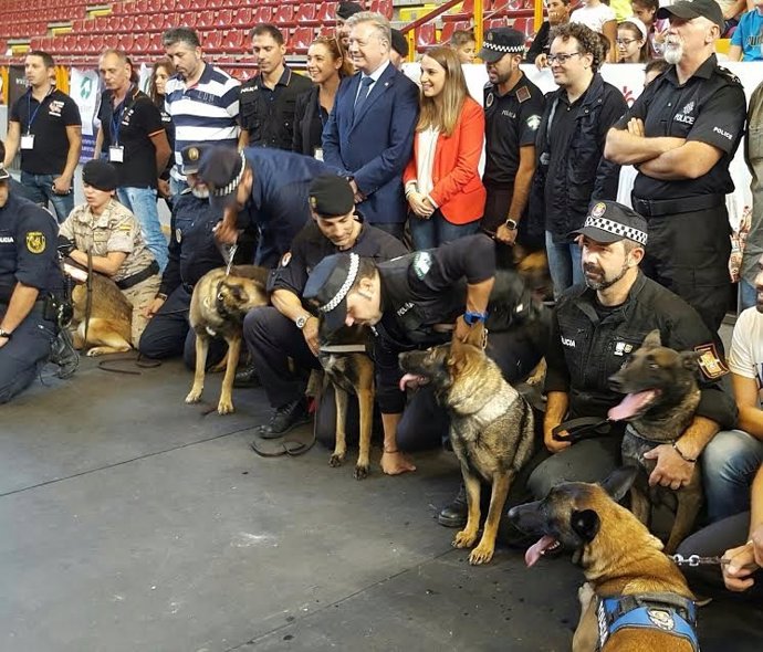 Ruiz (centro) durante la Exhibición de Unidades Caninas