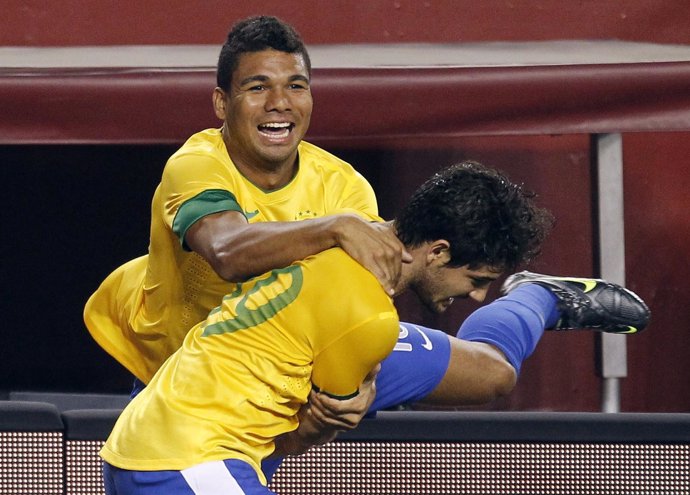 Casemiro con la selección brasileña. Abraza a Pato en el gol