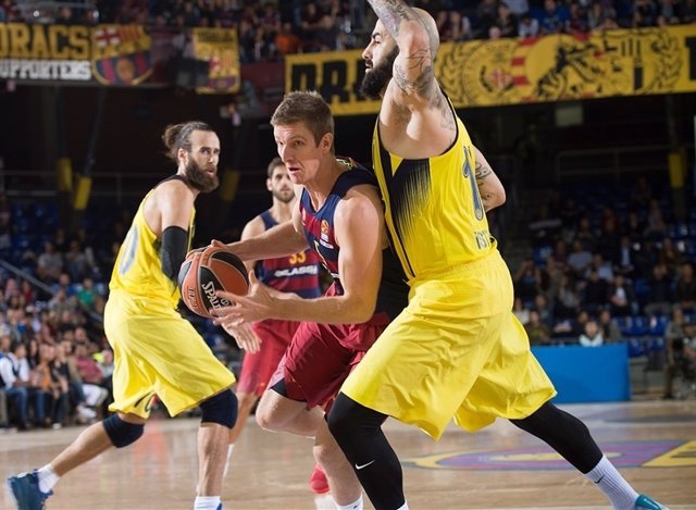 Justin Doelmann ante el Fenerbahçe