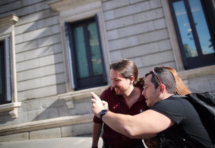 Pablo Iglesias haciéndose una foto a las puertas del Congreso