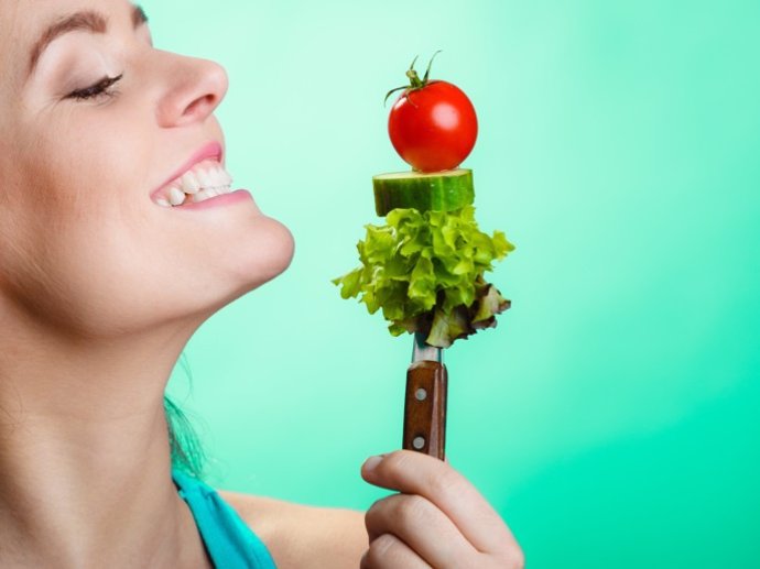 Dieta vegetariana, comer vegetales, tomate, ensalada, sonrisa