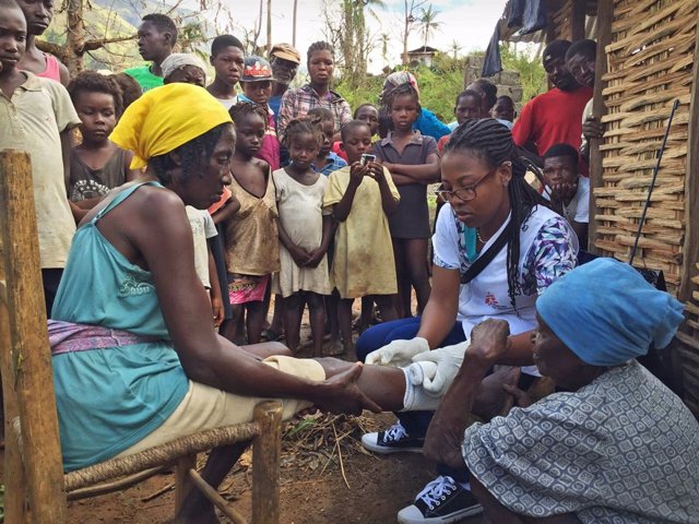 Una enfermera de MSF atiende a una mujer tras el paso de 'Matthew' en Haití