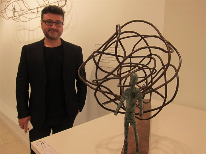 El escultor Alonso Márquez con una de sus obras