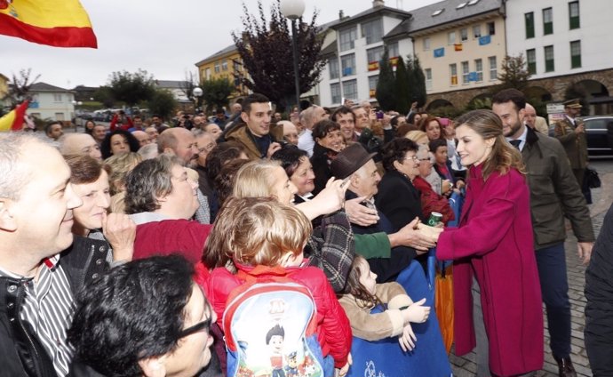 Doña Letizia saluda a vecinos de Los Oscos