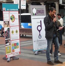 Roberto Lozano en la lectura del manifiesto contra la pobreza