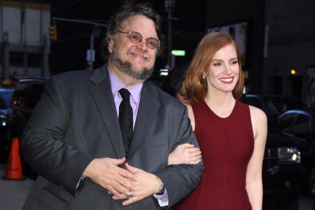 Guillermo del toro y la actriz jessica chastain