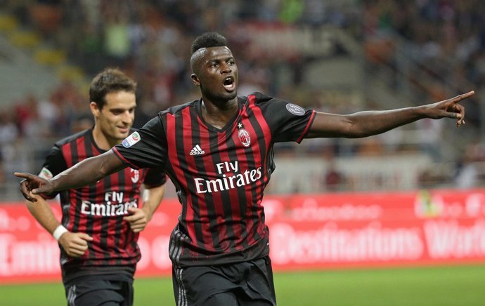 Mbaye Niang celebra un gol con el AC Milan
