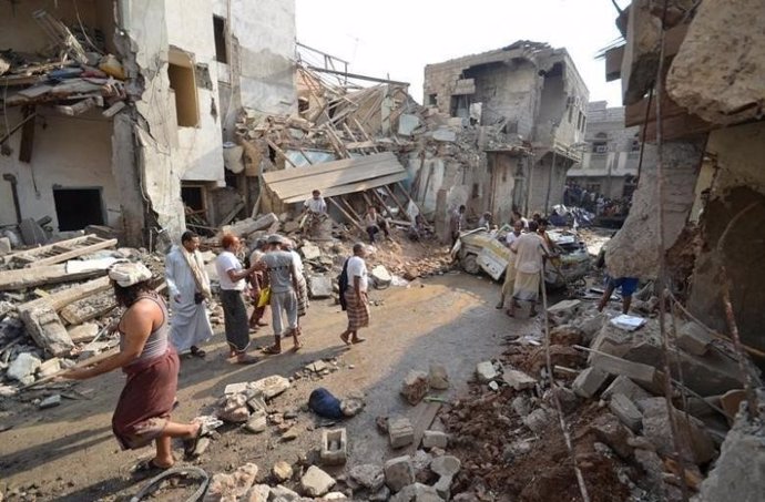 La ciudad yemení de  Hodeidah después de un ataque.