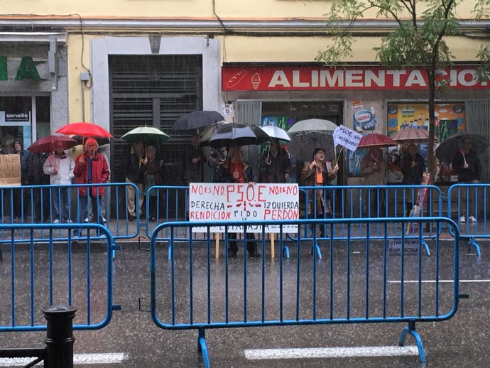 Simpatizantes del PSOE en Ferraz ante la reunión del Comité Federal