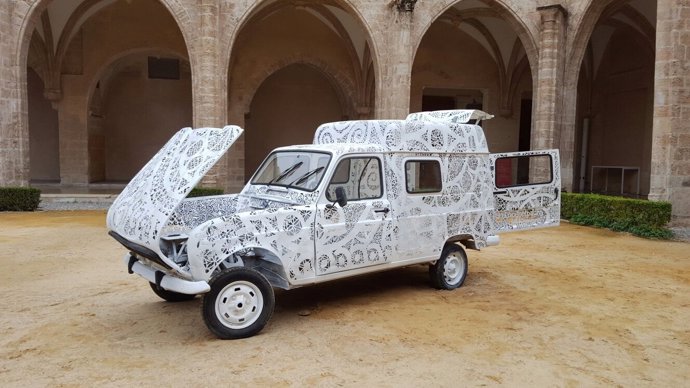 Renault 4 convertido en obra artística 