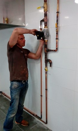 Un fontanero trabajando