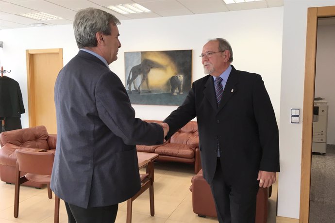 Rafael de la Sierra con el presidente de la Casa de Cantabria en BCN