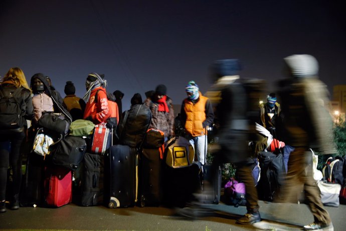 Inmigrantes y refugiados en el desalojo del campamento de Calais