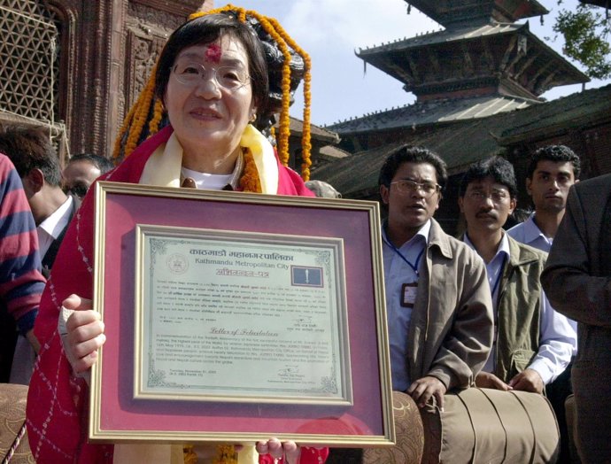 Junko Tabei recibe el certificado como la primera mujer en escalar el Everest. 