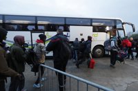 Sale de Calais el primer autobús con inmigrantes y refugiados que abandonan la 'Jungla'