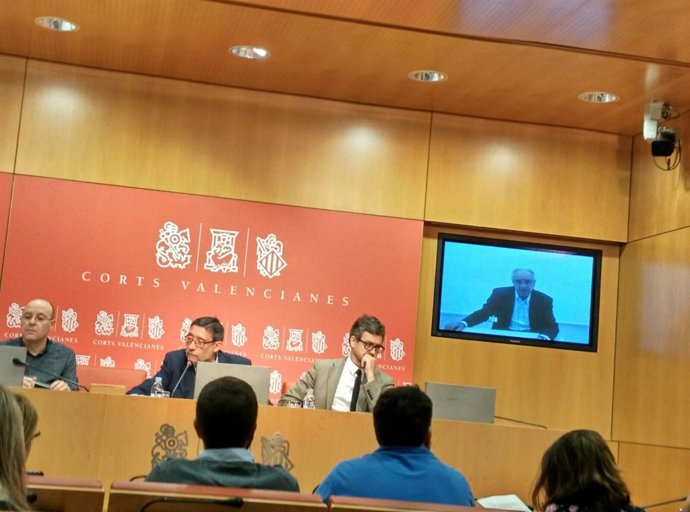 Blasco, en la pantalla, comparece en Corts por videoconferencia desde la cárcel