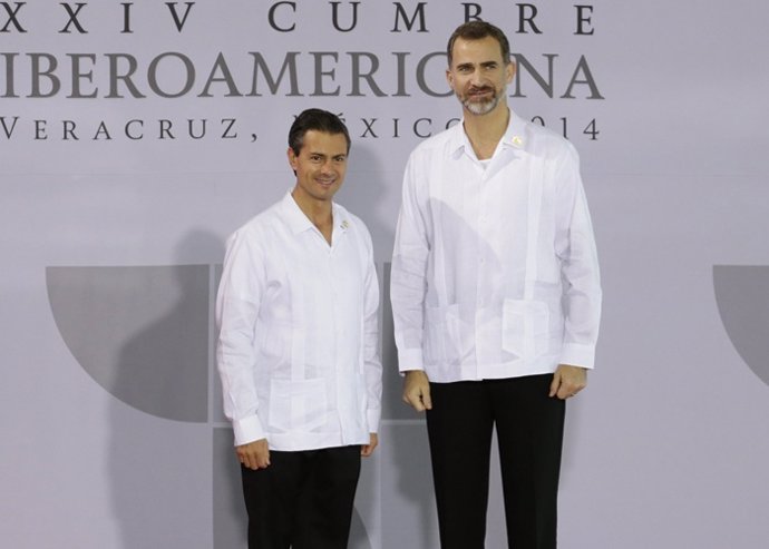 Mexico's President Enrique Pena Nieto (L) poses with Spain's King Felipe after h