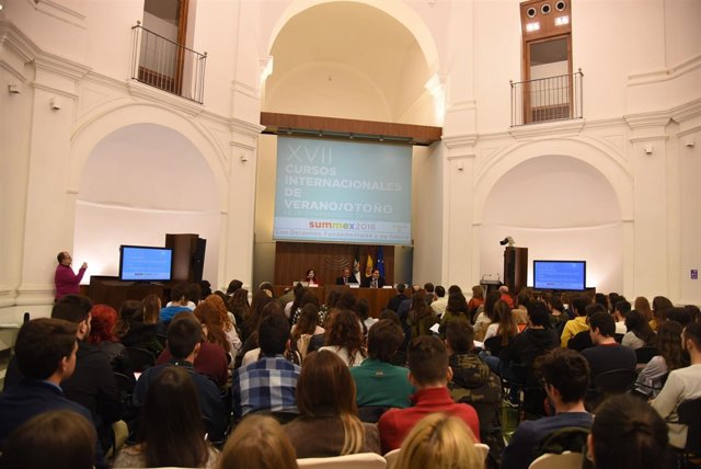 ASAMBLEA DE EXTREMADURA. Un Curso De La Uex Analiza En La Asamblea De Extremadur
