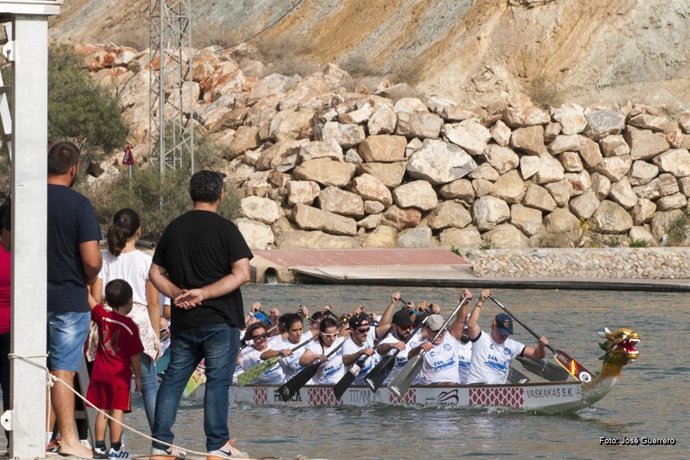 Equipo de Dragon Boat en el cana de remo de Cuevas
