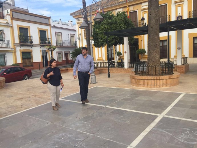 Asunción Llamas y Lorenzo Medina visitan obras del Supera en Guillena